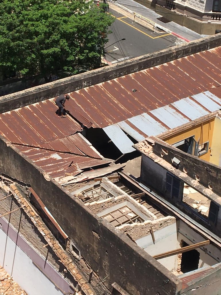 Edificio abandonado en el microcentro de Asunción: Vecinos realizaron múltiples denuncias sobre el estado del inmueble y el peligro de derrumbe.