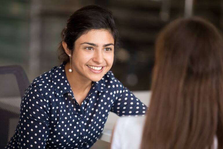 Conversación entre dos mujeres