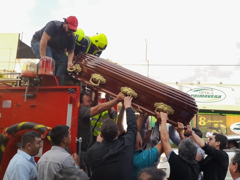 Féretro del exdiputado Eulalio "Lalo" Gomes llegando a Pedro Juan Caballero en un carro de bomberos.