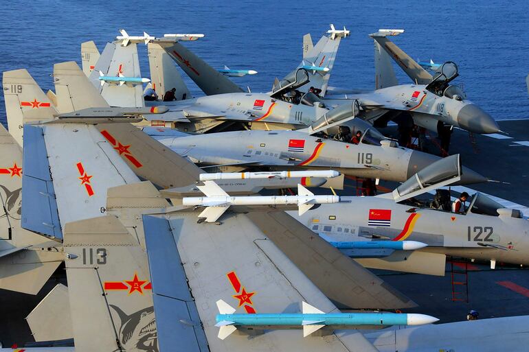 Aviones de combate J-15 en el portaaviones operativo de China, el Liaoning, durante un simulacro en el mar. Las potencias nucleares han modernizado sus arsenales atómicos debido al aumento de las tensiones geopolíticas, incrementando en un tercio el gasto en este ámbito en los últimos cinco años, indicaron dos informes publicados el lunes.