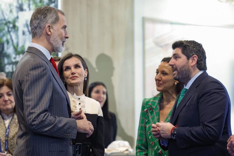 El rey Felipe VI y la reina Letizia saludan al presidente de Murcia, Fernando López Miras tras inaugurar Fitur 2024 en Ifema, Madrid. (EFE/Chema Moya)
