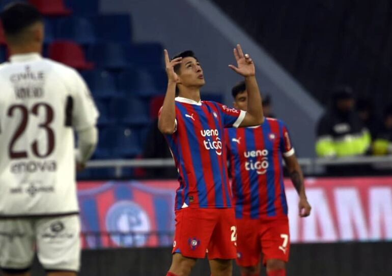 Derlis Rodríguez festeja su primer gol con Cerro Porteño ante Platense.