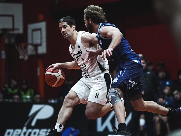 Olimpia Kings y Deportivo San José disputan la cuarta final al mejor de cinco en el torneo Apertura 2024 de la Liga Nacional de Básquetbol en el Polideportivo Efigenio González, en Villa Morra, Asunción.