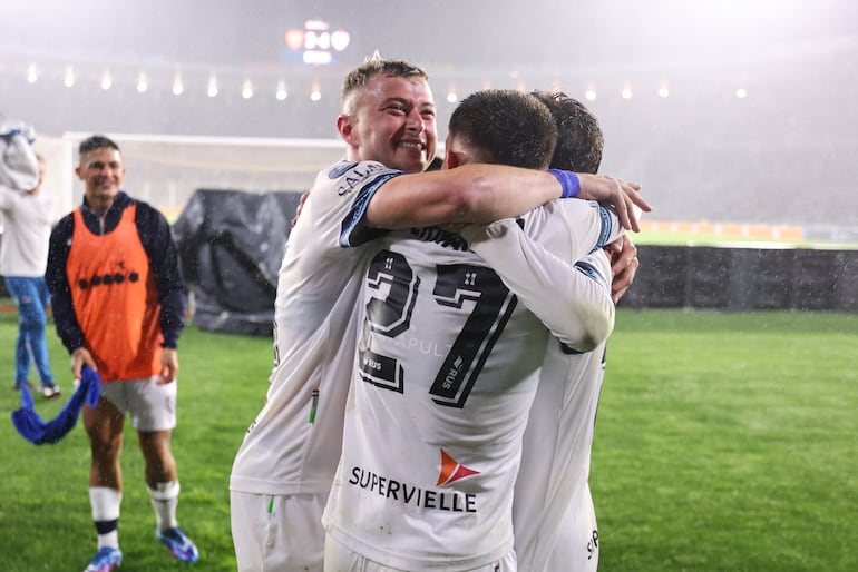 Los jugadores de Vélez Sarsfield festejan la clasificación a la final de la Copa Argentina 2024.