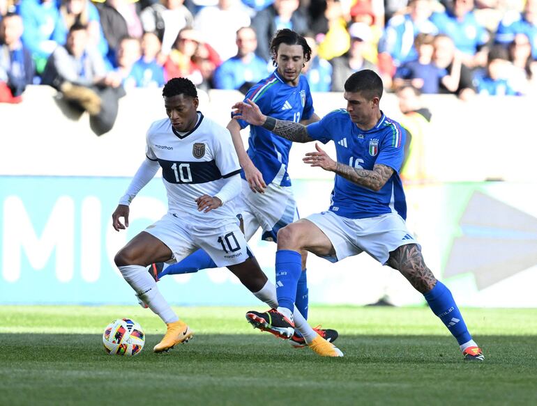 HARRISON, NEW JERSEY - MARCH 24: Gianluca Mancini of Italy competes for the ball with Gonzalo Plat of Ecuador during the International Friendly match between Ecuador and Italy at Red Bull Arena on March 24, 2024 in Harrison, New Jersey.   Claudio Villa/Getty Images/AFP (Photo by CLAUDIO VILLA / GETTY IMAGES NORTH AMERICA / Getty Images via AFP)