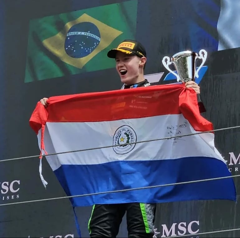 Duerksen en el podio, con la Copa y la bandera paraguaya