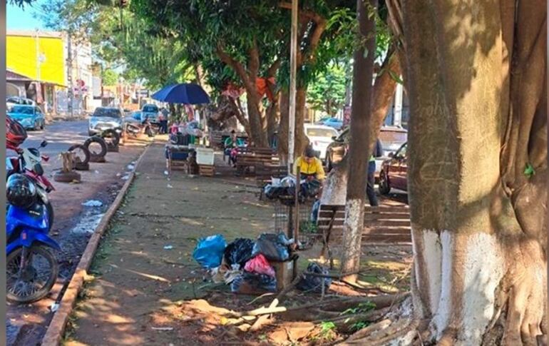 El paseo central de la avenida del penal está ocupado por varios vendedores. 