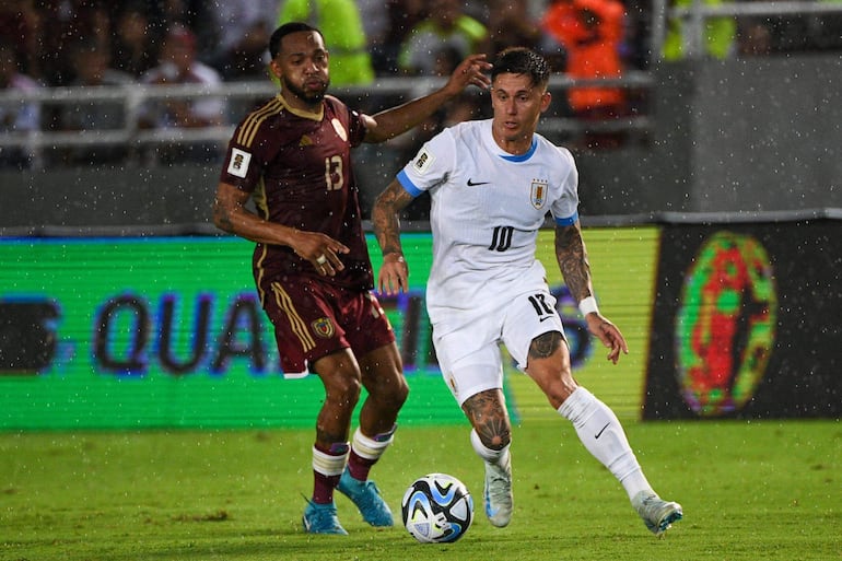 Brian Rodríguez (d), jugador de Uruguay, domina el balón en el partido frente a Venezuela por la octava fecha de las Eliminatorias Sudamericanas 2026 en el estadio Monumental, en Maturín, Venezuela.