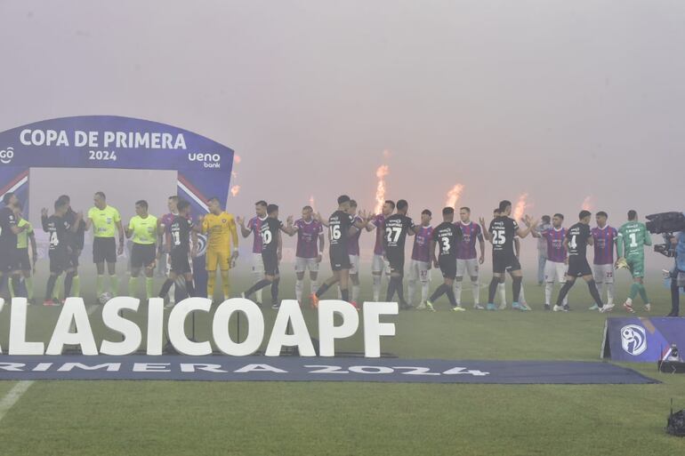 Momentos del superclásico entre Cerro Porteño y Olimpia por la fecha 17 del torneo Apertura 2024 del fútbol paraguayo en el estadio La Nueva Olla, en Asunción.