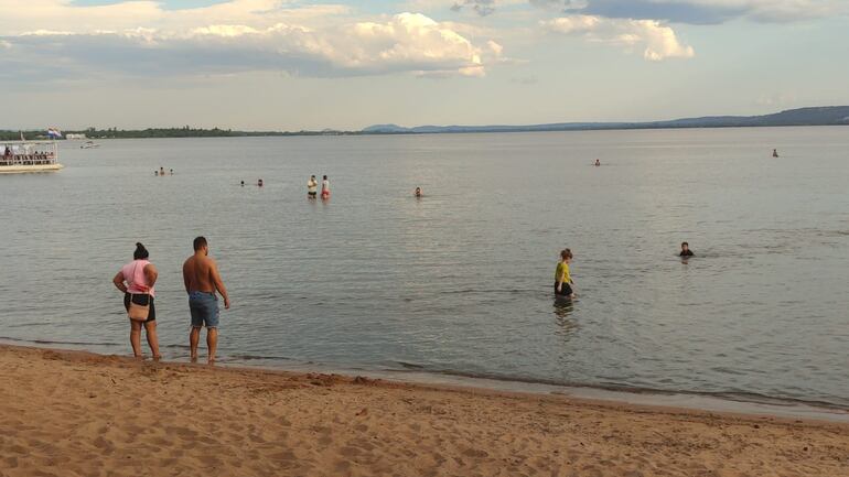 Las familias ingresaron al lago este último fin de semana sin importar que las aguas estén contaminadas.