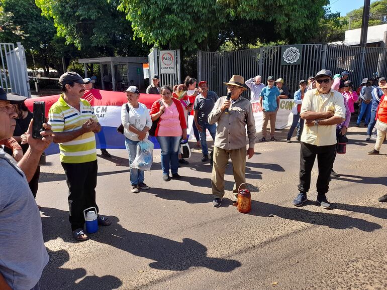 Ayolas: labriegos se manifestarán para reclamar asistencia al Gobierno. Desde este viernes, nueve organizaciones campesinas y sociales de Misiones volverán a manifestarse con cierre de ruta para reclamar al Gobierno Nacional la entrega inmediata de kits de víveres y el pago de la siembra mecanizada.