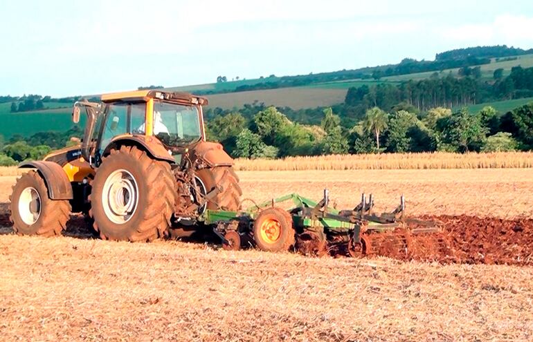 El tractor estira un escarificador. cuya función es remover levemente el suelo.