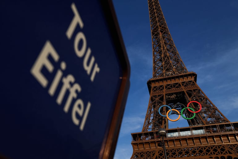 Esta fotografía muestra un cartel de autobús con la Torre Eiffel en la parte trasera, decorada con los anillos olímpicos para los próximos Juegos Olímpicos de París 2024, en París, el 18 de julio de 2024.