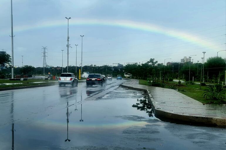 Un arcoiris luego de que el temporal cesara por unos minutos en Asunción.