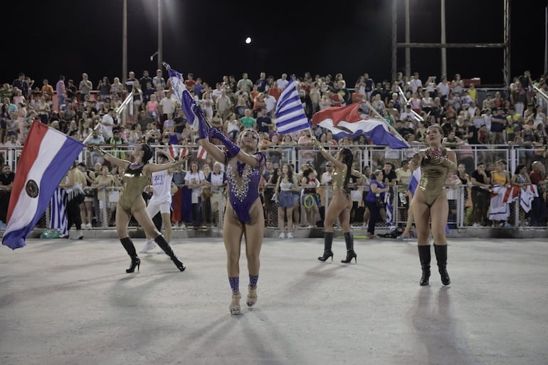 Bulliciosa antesala del Carnaval Encarnaceno 2025.