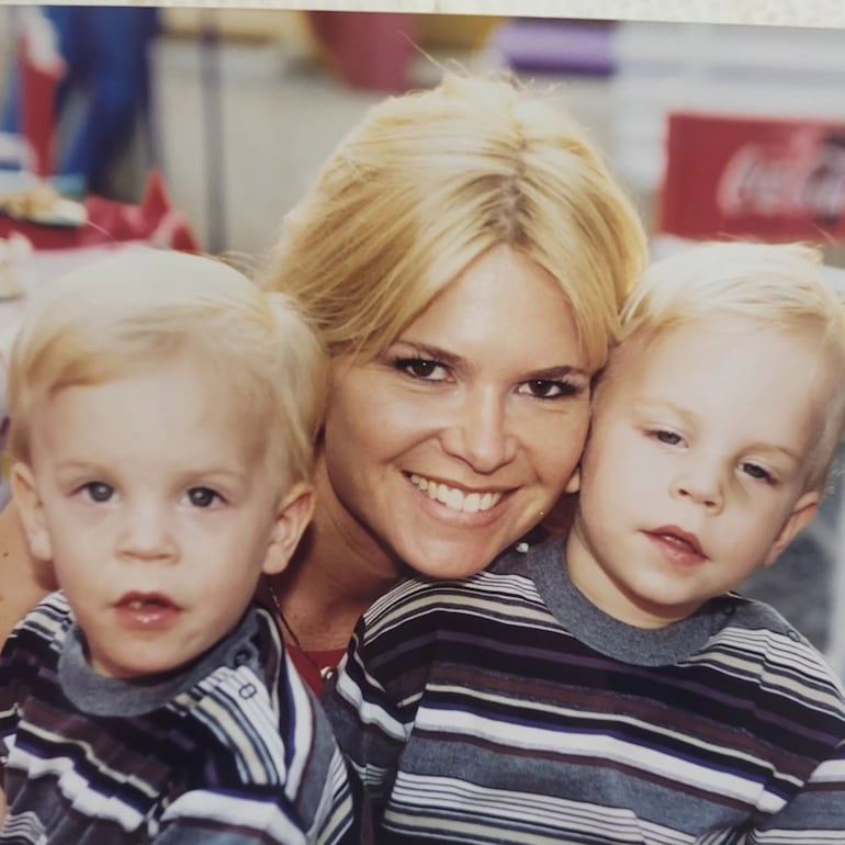 ¡Pura ternura! Alejandra Prayones con sus peques Iván y Axel. (Instagram/Alejandra Prayones)