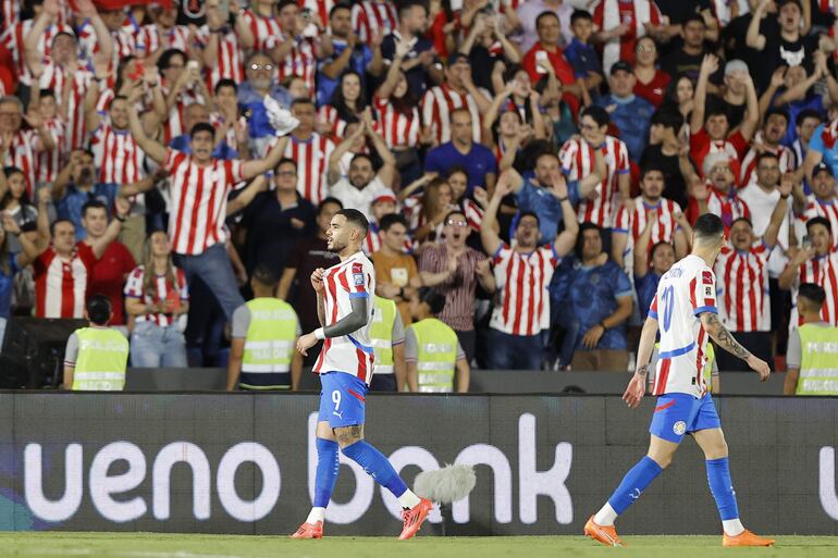 Antonio Sanabria (i), jugador de la selección de Paraguay, celebra un gol en el partido frente a Argentina por la fecha 11 de las Eliminatorias Sudamericanas 2026 en el estadio Defensores del Chaco, en Asunción.