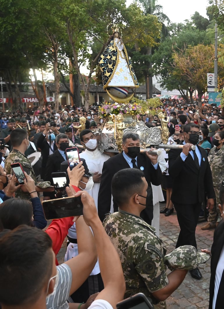 Durante la Misa Central de cada 8 de Diciembre la Imagen de la Virgen es llevada en andas hasta su altar en la Basílica al son del Himno.