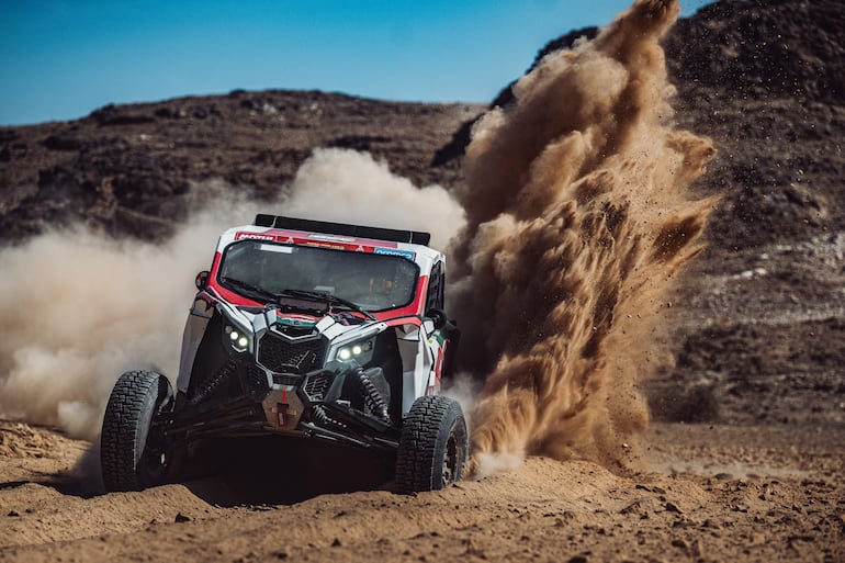 Una extraordinaria postal del UTV Can Am Maverick X3 del South Racing, a los mandos de Óscar Santos y Lourival Roldán, durante la séptima etapa disputada ayer.