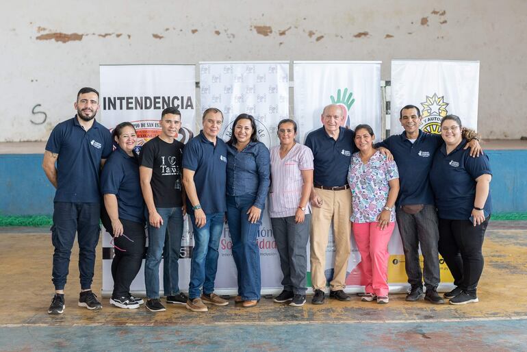 Juan Gómez, Lida Cantero, Oscar Corbo, Dr. Cesar Cubilla, Edgar Núñez y Cecilia López, son los integrantes de la Fundación Solidaridad junto a los voluntarios.