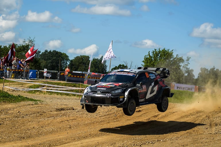 El piloto finlandés Kalle Rovanperä ganó ayer el Rally de Letonia, octava prueba de las 13 que tiene el campeonato del mundo (WRC), con Toyota.