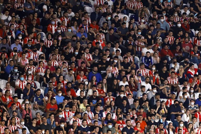 Aficionados de Paraguay observan en un partido contra Argentina por las eliminatorias sudamericanas para el Mundial de Catar 2022, en el estadio Defensores del Chaco en Asunción (Paraguay).