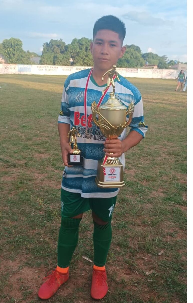 Yonatan Tykuarangi (14 años), con el trofeo de campeón y figura del partido en la final en la Liga  Ygatimiense de Deportes