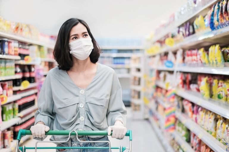 Mujer en el supermercado.