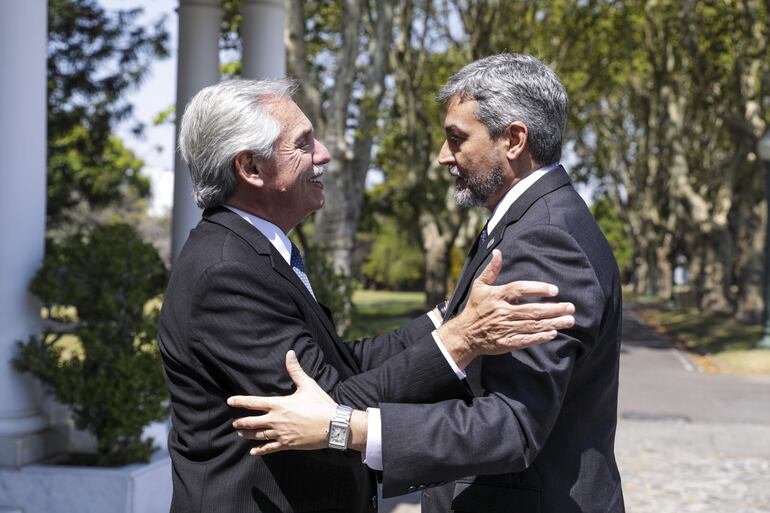 Fotografía cedida por la Presidencia Argentina, EFE/ Presidencia Argentina, del encuentro del presidente paraguayo, Mario Abdo Benítez con su par, Alberto Fernández, el 10 de marzo de este año, oportunidad que Fernández esquivó el problema. 