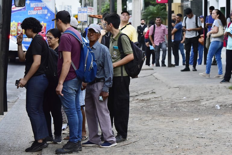 Autoridades siguen con promesas, mientras usuarios del transporte sufren por las reguladas.