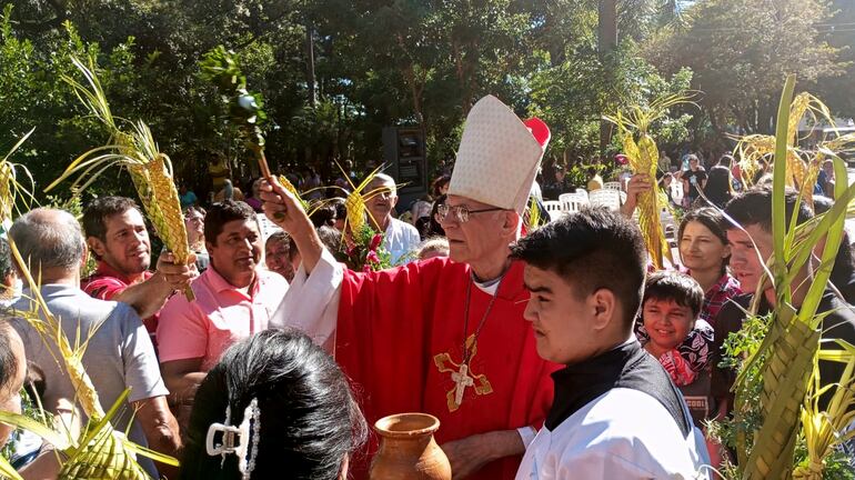 Monseñor Joaquín Robledo bendijo las palmas en la ciudad de  San Lorenzo.