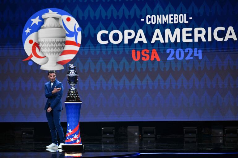 El trofeo de la Copa América junto a Lionel Scaloni, entrenador de la selección de Argentina, en el sorteo de la fase de grupos de la edición 2024.