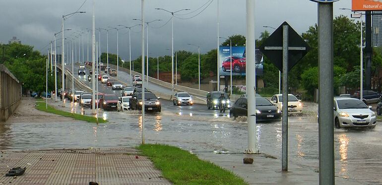 El corredor vial botánico, en su conexión con el puente Héroes del Chaco y la costanera de Asunción, se inundó esta semana tras las lluvias registradas.