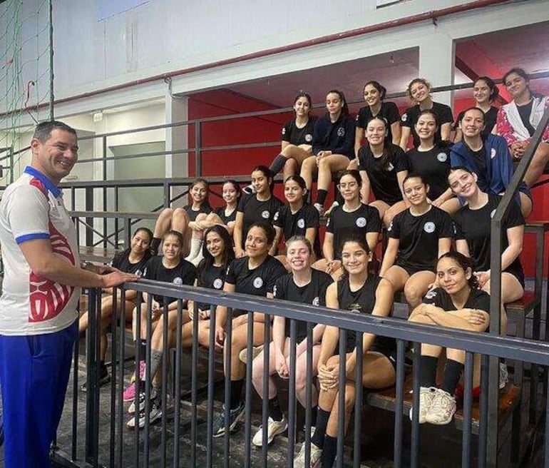 El profesor Maicoll Giménez con las guerreritas cadetes.