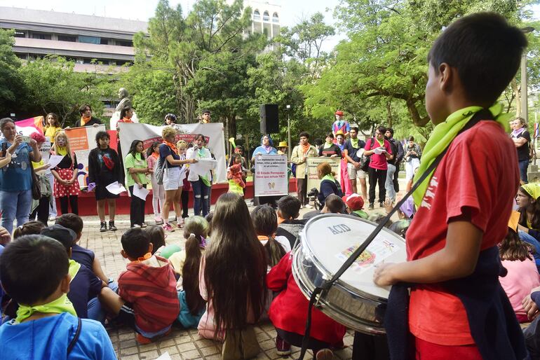 Niñas y niños de distintas organizaciones leyeron el manifiesto de la actividad, exigiendo que los abusadores de niños ni lleguen al poder.