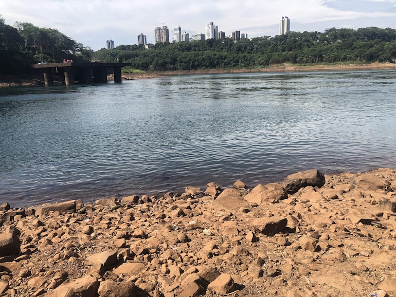 Los pilares del muelle ubicado en el límite entre Presidente Franco y Ciudad del Este sobresalen en el Río Paraná. Atrás los edificios de Foz de Iguazú.