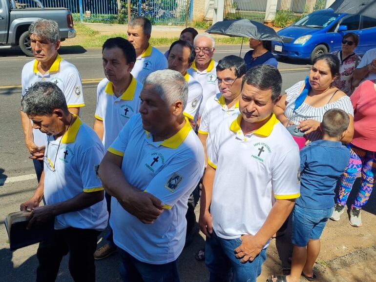 Los estacioneros acompañaron el Via Crucis en Laurelty.