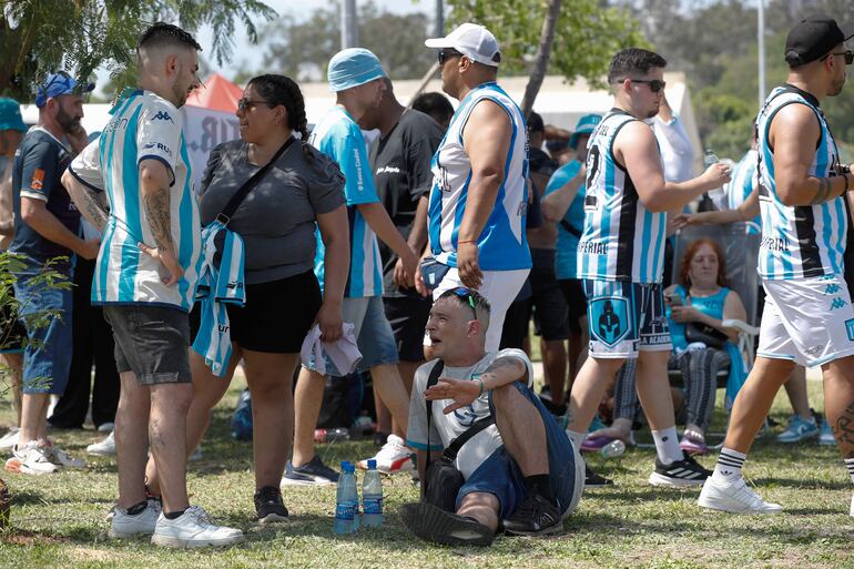 Aficionados de Racing en la Costanera Norte de Asunción.