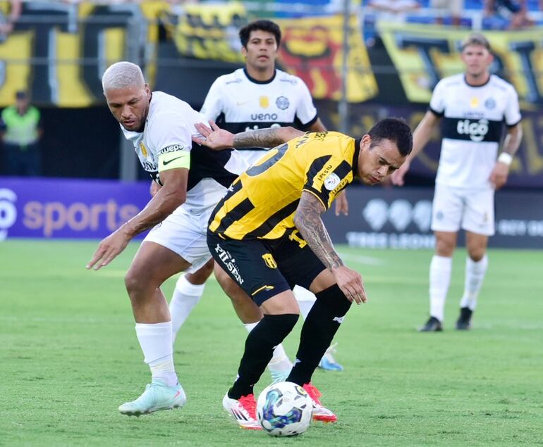 William Mendieta y Richard Ortiz pelean por la posesión del balón