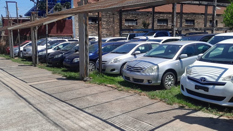 Los autos importados de Japón son sumamente "populares" en el tránsito paraguayo.