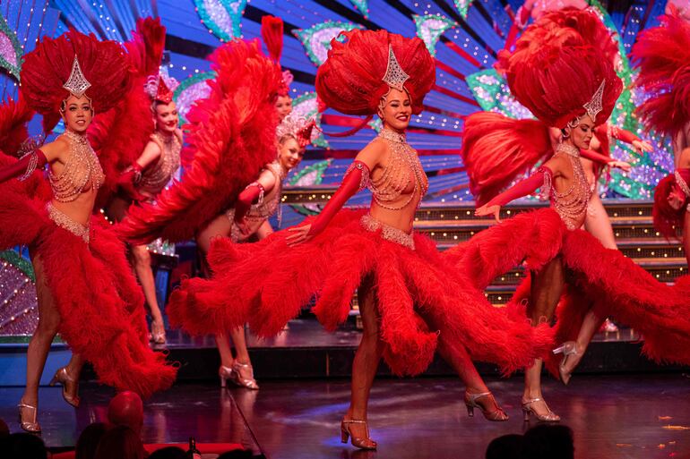 Bailarinas actúan en el escenario durante un espectáculo en el cabaret musical Moulin Rouge de París.