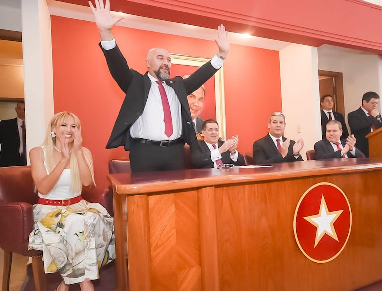 El diputado cartista Orlando Arévalo (de pie) junto al presidente del Partido Colorado, Horacio Cartes.