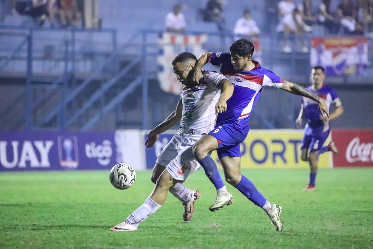 Nicolás Farías cubre el balón ante la marca de Julio Villalba. (Foto: APF)