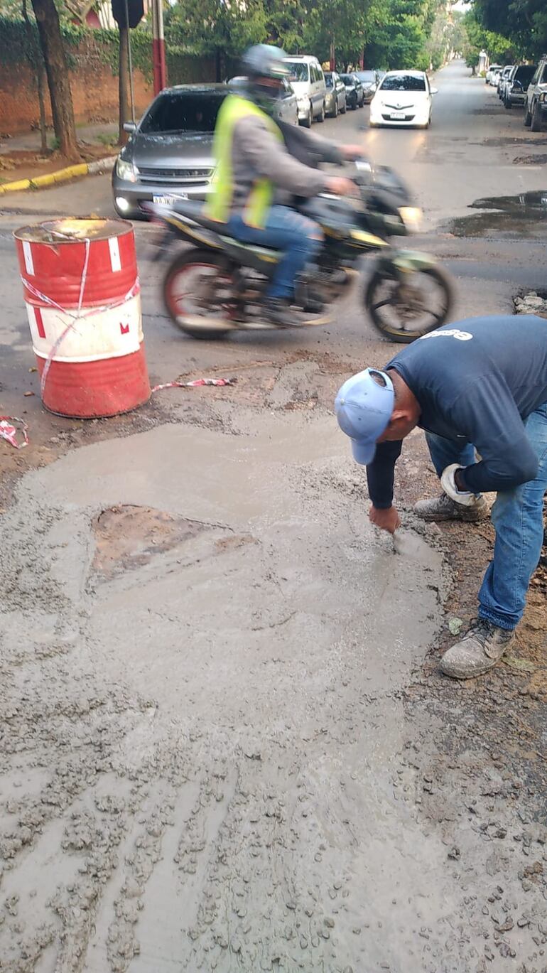 Luego de tres meses repararon una cañería de la Essap, pero con cemento.