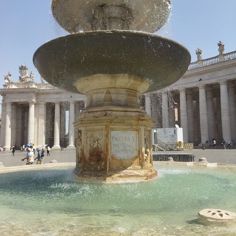 Con 42 grados de calor la fuente de agua de San Pedro ofrece una sensación refrescante.