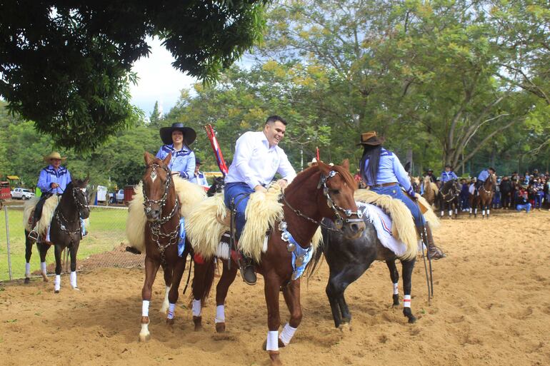 Desfile de jinetes a cargo de la Asociación de Jinetes y Amazonas del Guairá.