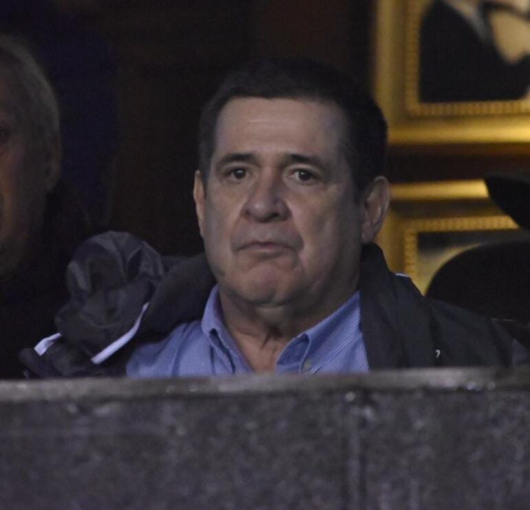 Horacio Cartes, observando un partido del Club Libertad el 20 de mayo del 2023.