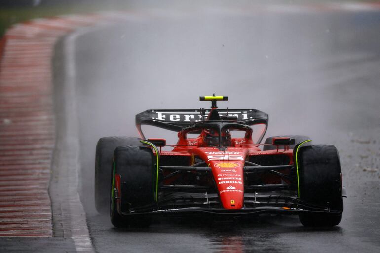 El piloto español Carlos Sainz de Ferrari fue sancionado y saldrá en el 11° lugar mañana.