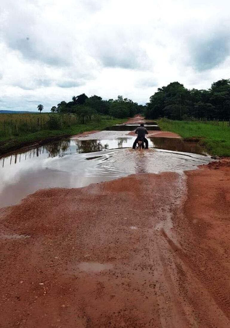 Con la lluvia algunas comunidades rurales como María Antonia, quedan aisladas por el calamitoso estado de los caminos.