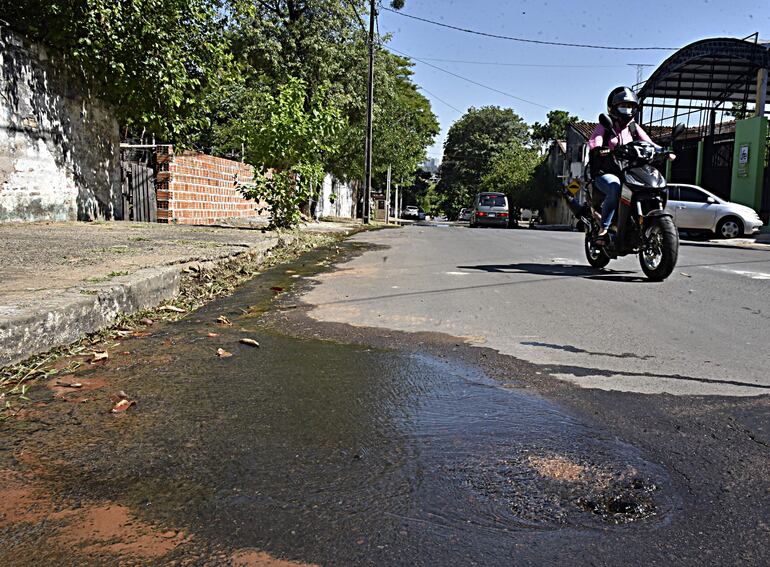 El asfaltado "filtra" agua sobre Ingavi y Capitán Francisco Caballero, en Asunción.